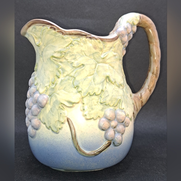 Beautiful vintage majolica pitcher with grapes and leaves 3d Relief - Picture 3 of 13